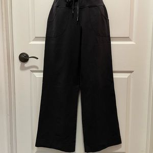 LULULEMON  Still Pant Wide Leg Drawcord Waistband Size 6 Reg Dot/Hangtag/Logo